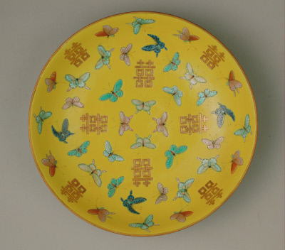 图片[2]-Pale yellow pastel butterfly pattern plate with eight xi patterns-China Archive